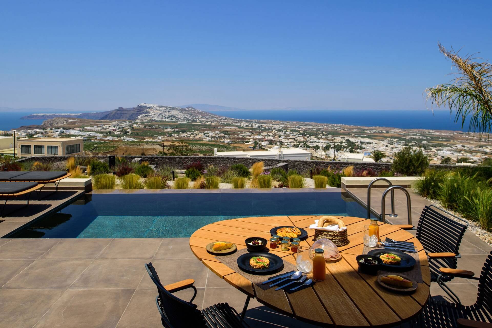 7 - Executive Two Bedroom Suite with Private Heated Pool and Caldera View