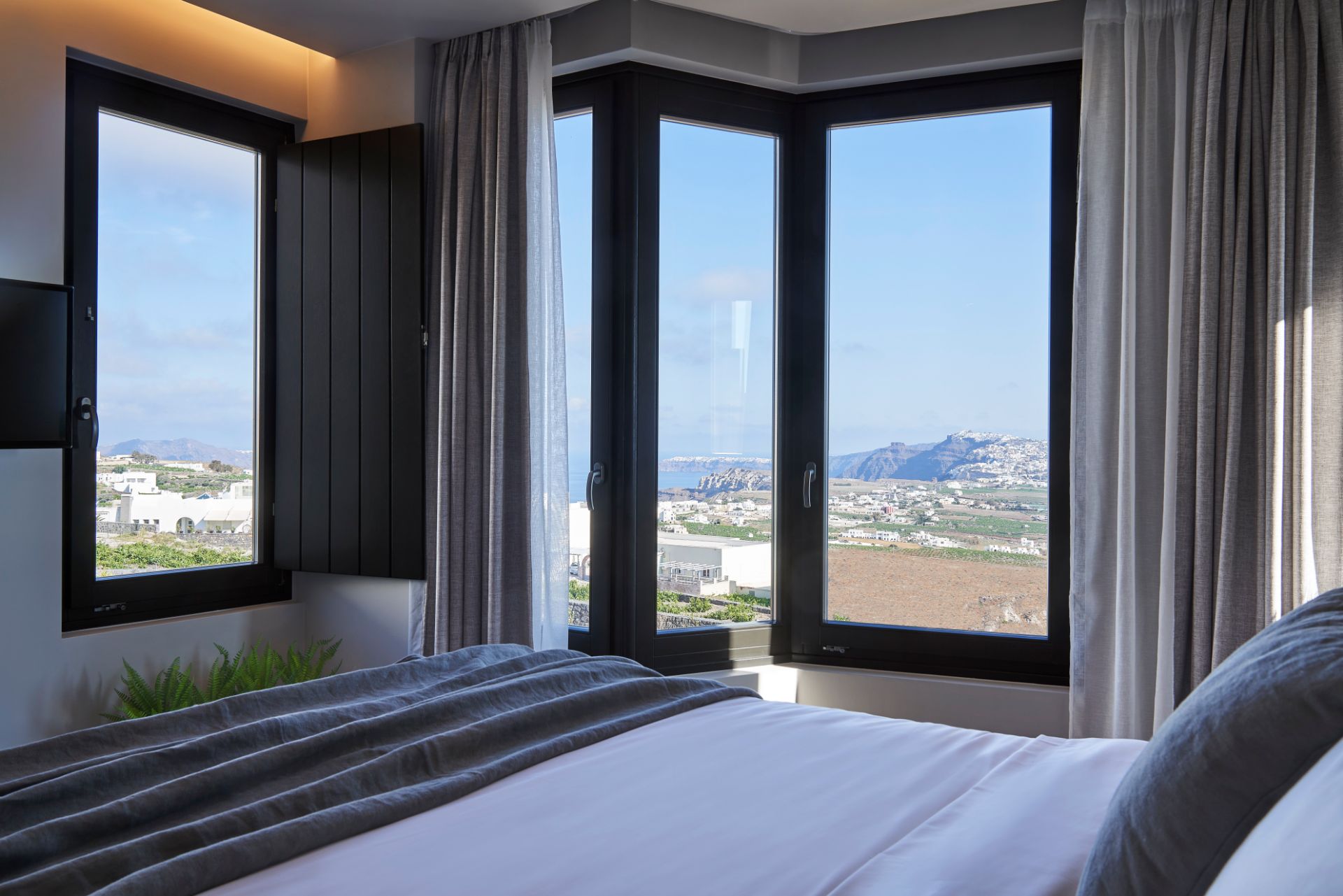Apikia-Santorini-Deluxe-Pool-Suite-Panoramic-View-4-4
